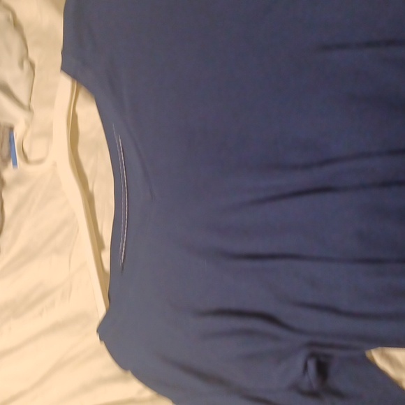 It's a dark blue long sleeve  m - Picture 1 of 3